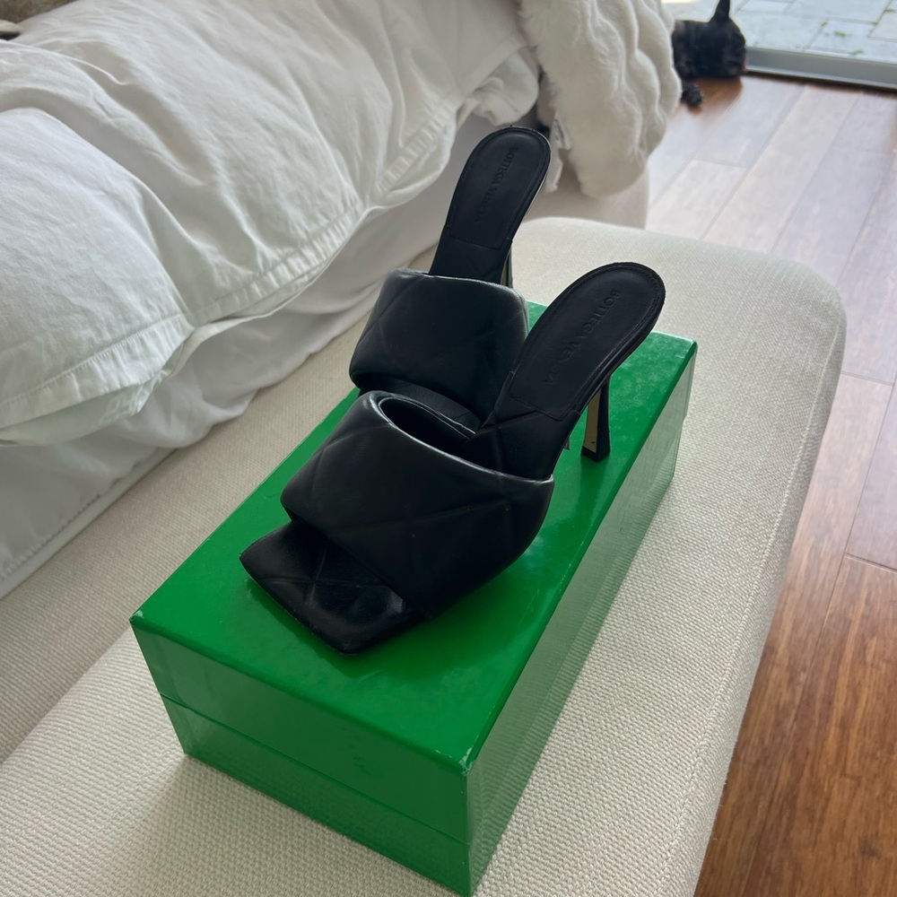 BOTTEGA VENETA 
Nappa Quilted Rubber Lido Mule